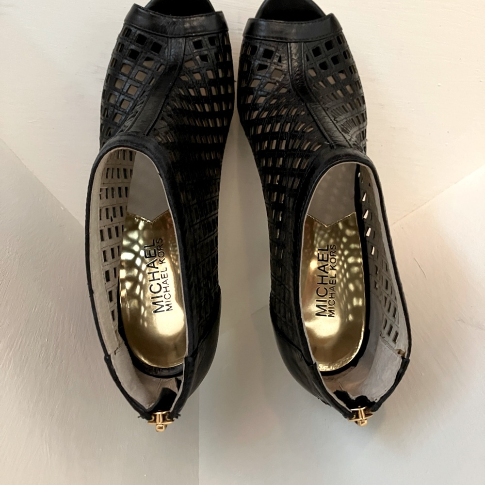 Michael Kors Graham Cutout Bootie, black leather with gold details, size 8 - Picture 8 of 12
